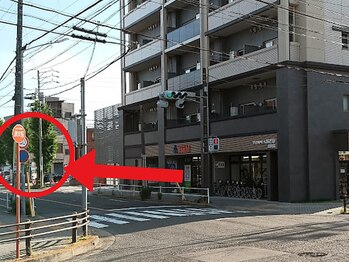 山口町交差点から、自転車店の前の歩道を南へお進みください。