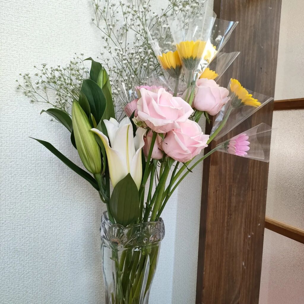 昨日の熱田さん朔日参りの際お花をお迎えしました
